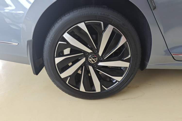 Used Volkswagen Passat 2022 330TSI Luxury Edition Right Rear Wheel Hub