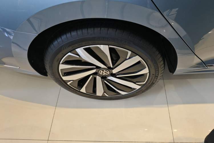 Used Volkswagen Passat 2022 330TSI Luxury Edition Right Rear Wheel Hub