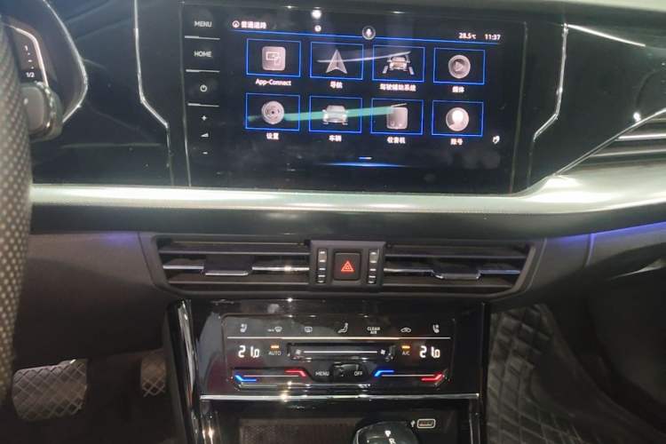 Used Volkswagen Passat 2022 330TSI Luxury Edition Audio And AC Panel