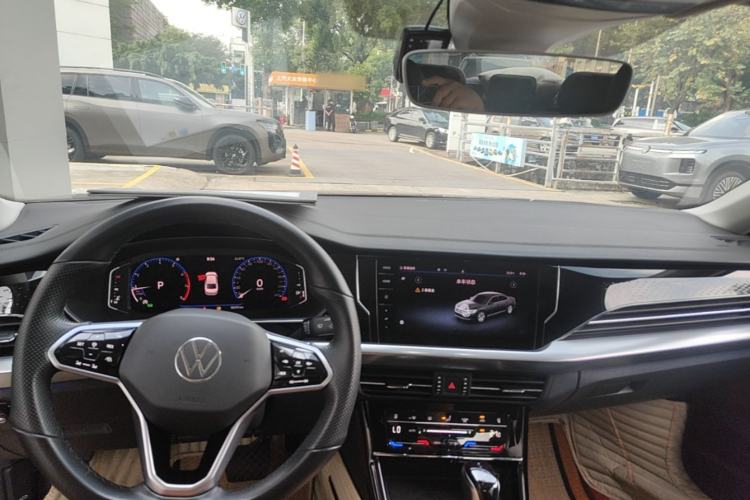 Used Volkswagen Passat 2022 330TSI Starry Luxury Edition – Exclusive Special Edition Center Console