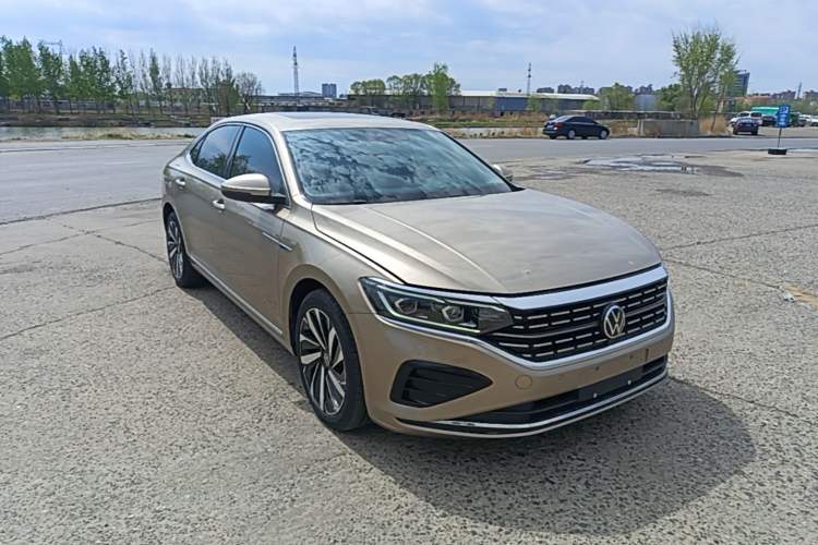 Used Volkswagen Passat 2022 330TSI Luxury Edition Front Right 45 Deg