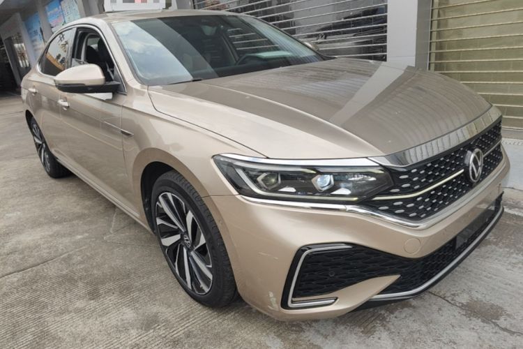 Used Volkswagen Passat 2022 330TSI Starry Luxury Edition – Exclusive Special Edition Front Right 45 Deg