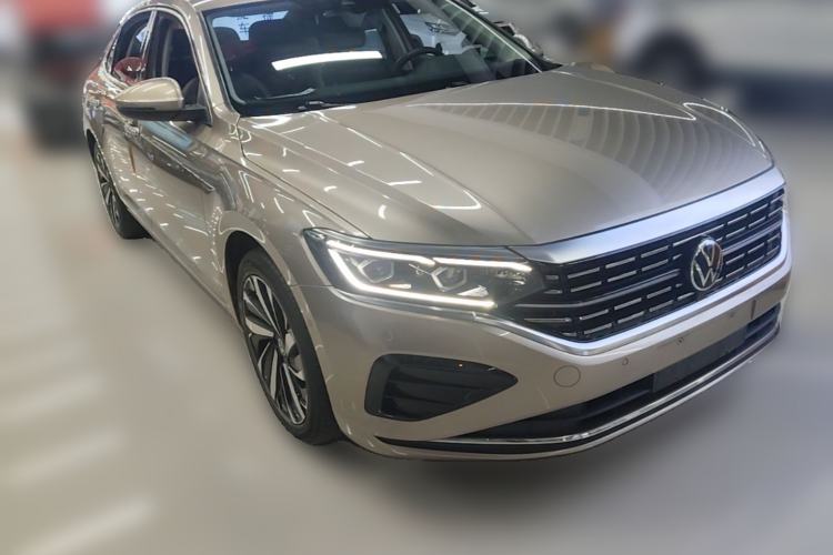 Used Volkswagen Passat 2022 330TSI Luxury Edition Front Right 45 Deg