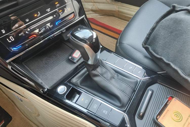 Used Volkswagen Passat 2022 330TSI Starry Luxury Edition – Exclusive Special Edition Gear Lever