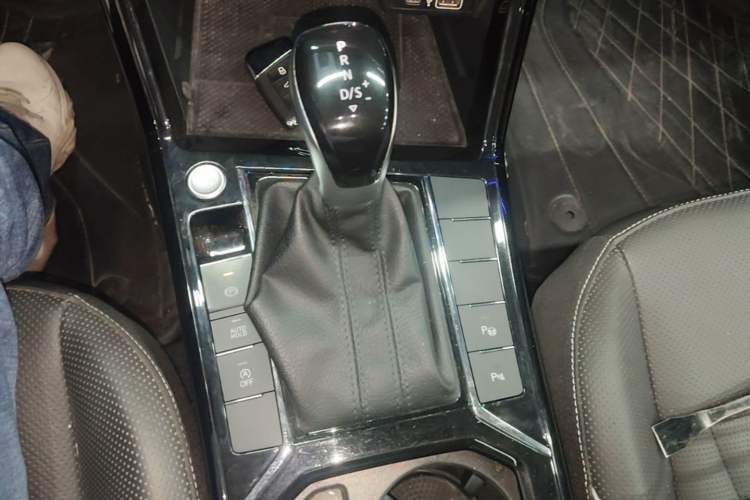 Used Volkswagen Passat 2022 330TSI Luxury Edition Gear Lever