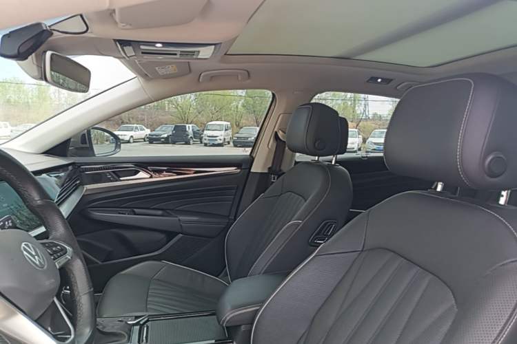 Used Volkswagen Passat 2022 330TSI Luxury Edition Headliner