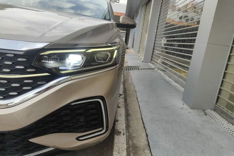 Used Volkswagen Passat 2022 330TSI Starry Luxury Edition – Exclusive Special Edition Left Front Headlight