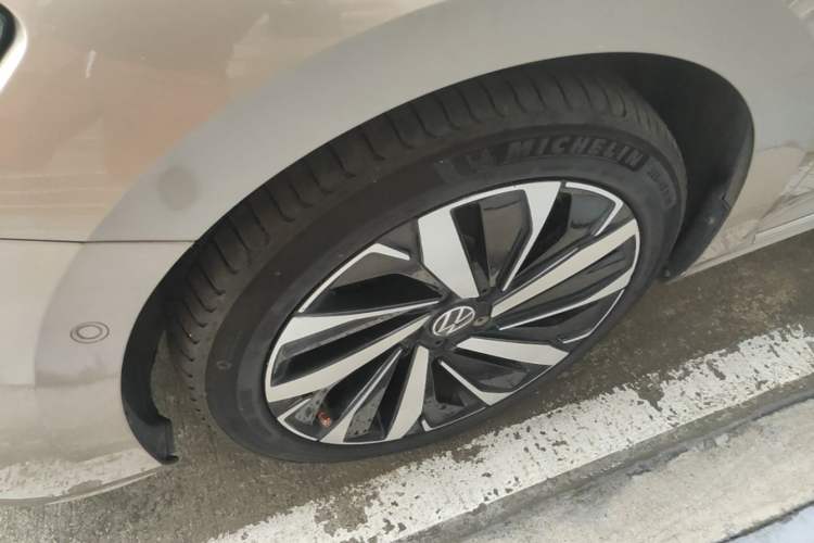 Used Volkswagen Passat 2022 330TSI Starry Luxury Edition – Exclusive Special Edition Left Front Wheel Hub