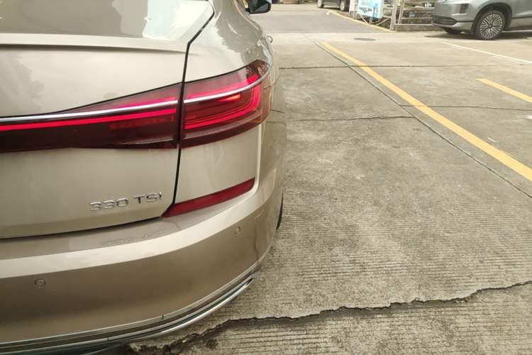 Used Volkswagen Passat 2022 330TSI Starry Luxury Edition – Exclusive Special Edition Right Rear Taillight