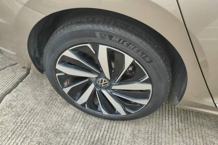 Used Volkswagen Passat 2022 330TSI Starry Luxury Edition – Exclusive Special Edition Right Rear Wheel Hub