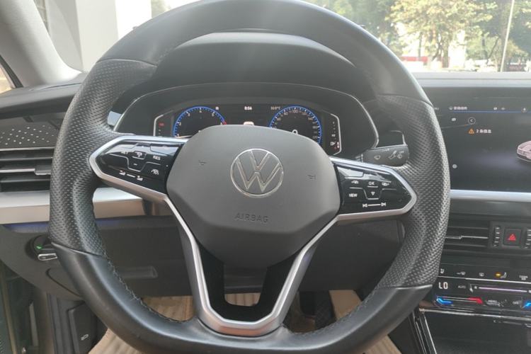 Used Volkswagen Passat 2022 330TSI Starry Luxury Edition – Exclusive Special Edition Steering Wheel