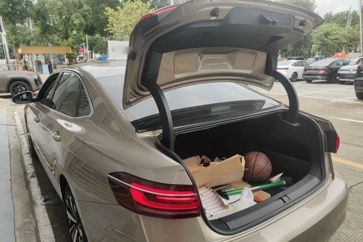 Used Volkswagen Passat 2022 330TSI Starry Luxury Edition – Exclusive Special Edition Trunk