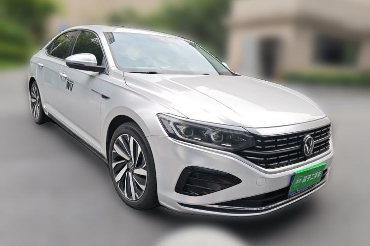 Used Volkswagen Passat 2022 330TSI Luxury Edition Front Right 45 Deg