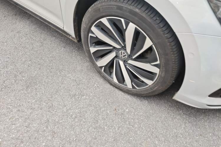Used Volkswagen Passat 2022 330TSI Luxury Edition Right Front Wheel Hub