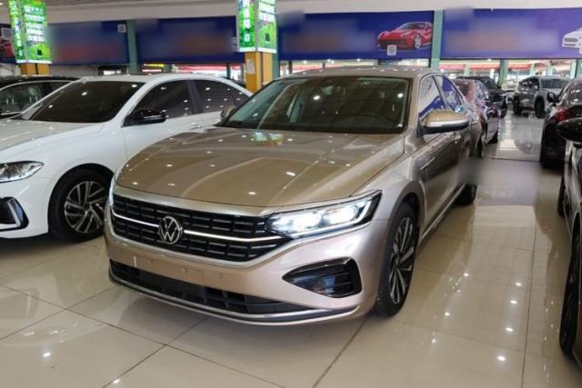 Ojetý Volkswagen Passat 2022 330TSI Luxury Edition
