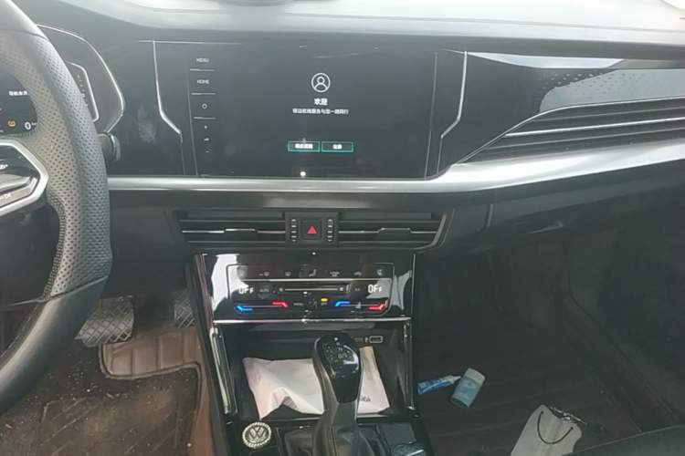 Used Volkswagen Passat 2022 330TSI Luxury Edition Audio And AC Panel