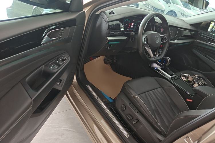 Used Volkswagen Passat 2022 330TSI Luxury Edition Driver Seat
