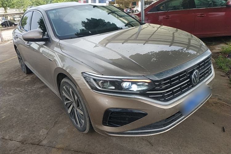 Used Volkswagen Passat 2022 330TSI Luxury Edition Front Right 45 Deg