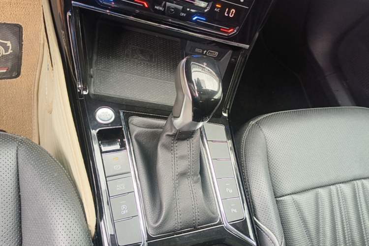 Used Volkswagen Passat 2022 330TSI Starry Luxury Edition – Exclusive Special Edition Gear Lever