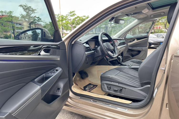 Used Volkswagen Passat 2022 330TSI Starry Luxury Edition – Exclusive Special Edition Interior 2