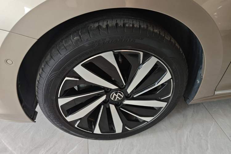Used Volkswagen Passat 2022 330TSI Luxury Edition Left Front Wheel Hub