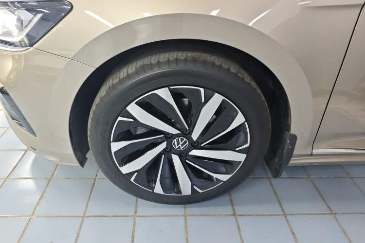 Used Volkswagen Passat 2022 330TSI Elite Edition Custom Version Left Front Wheel Hub