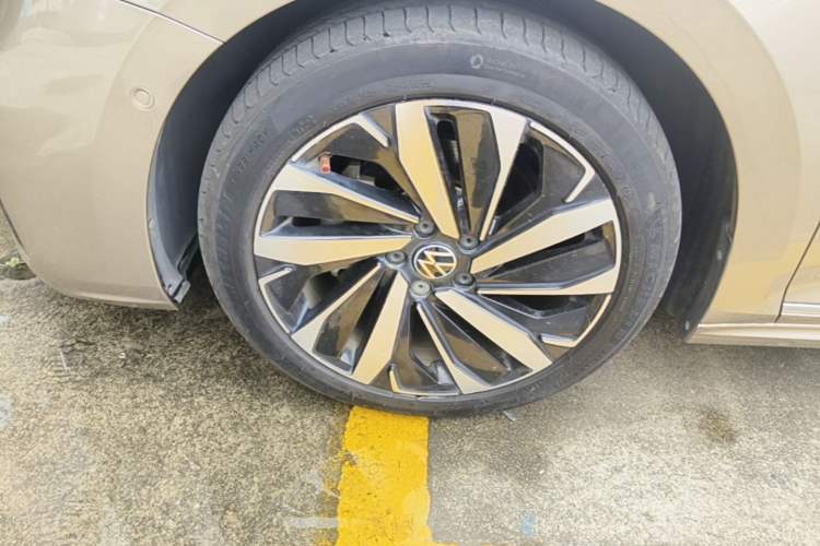 Used Volkswagen Passat 2022 330TSI Starry Luxury Edition – Exclusive Special Edition Left Front Wheel Hub