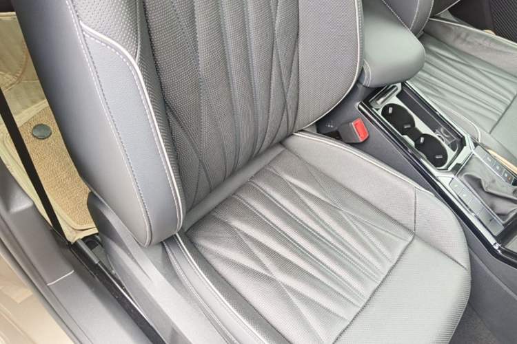 Used Volkswagen Passat 2022 330TSI Starry Luxury Edition – Exclusive Special Edition Right Front Seat