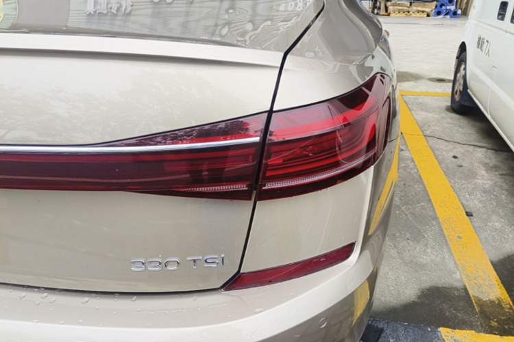 Used Volkswagen Passat 2022 330TSI Starry Luxury Edition – Exclusive Special Edition Right Rear Taillight