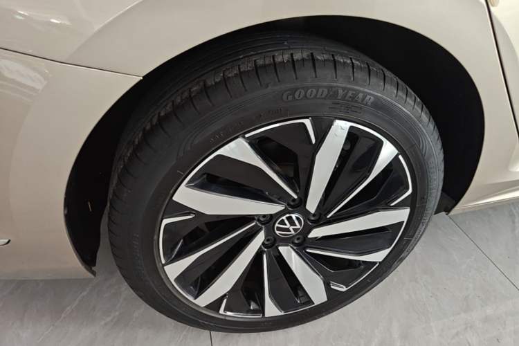 Used Volkswagen Passat 2022 330TSI Luxury Edition Right Rear Wheel Hub