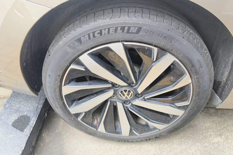 Used Volkswagen Passat 2022 330TSI Starry Luxury Edition – Exclusive Special Edition Right Rear Wheel Hub