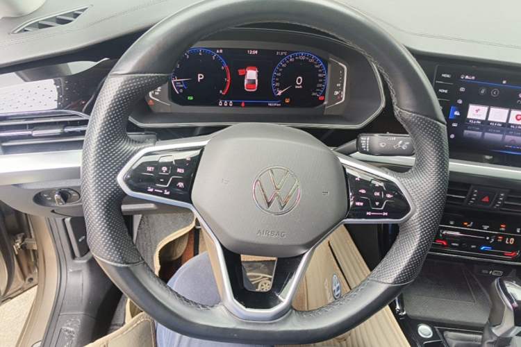 Used Volkswagen Passat 2022 330TSI Starry Luxury Edition – Exclusive Special Edition Steering Wheel