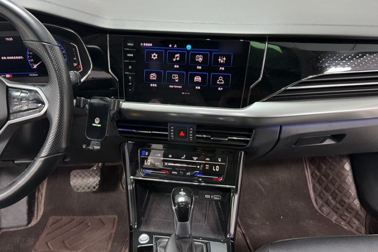 Used Volkswagen Passat 2023 Facelift 330TSI Luxury Edition Audio And AC Panel