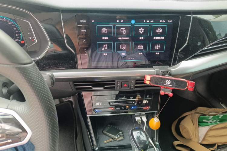 Used Volkswagen Passat 2023 Facelift 330TSI Luxury Edition Audio And AC Panel