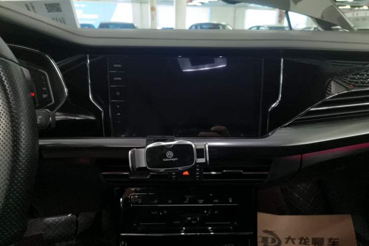 Used Volkswagen Passat 2023 330TSI Luxury Edition Audio And AC Panel