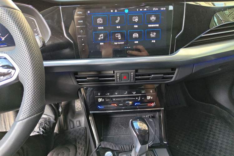 Used Volkswagen Passat 2023 Facelift 330TSI Luxury Edition Audio And AC Panel