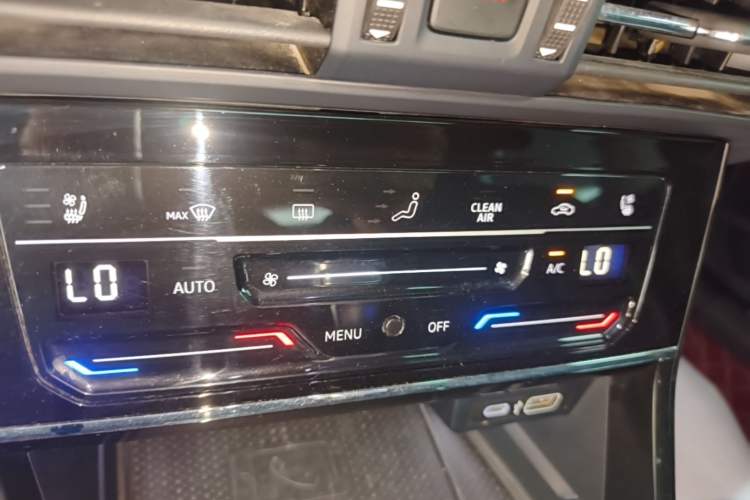 Used Volkswagen Passat 2023 Facelift 330TSI Luxury Edition Audio And AC Panel