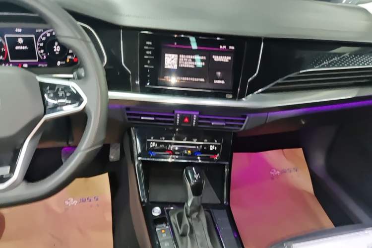 Used Volkswagen Passat 2023 Revised 330TSI Starry Elite Edition Audio And AC Panel