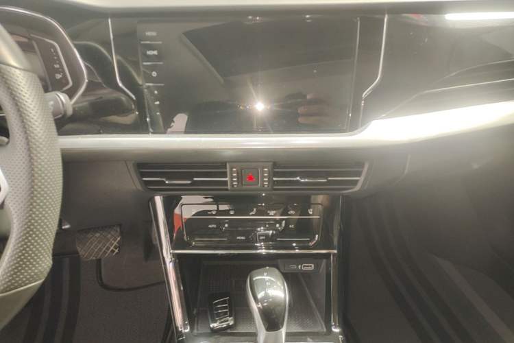 Used Volkswagen Passat 2023 Facelift 330TSI Luxury Edition Audio And AC Panel