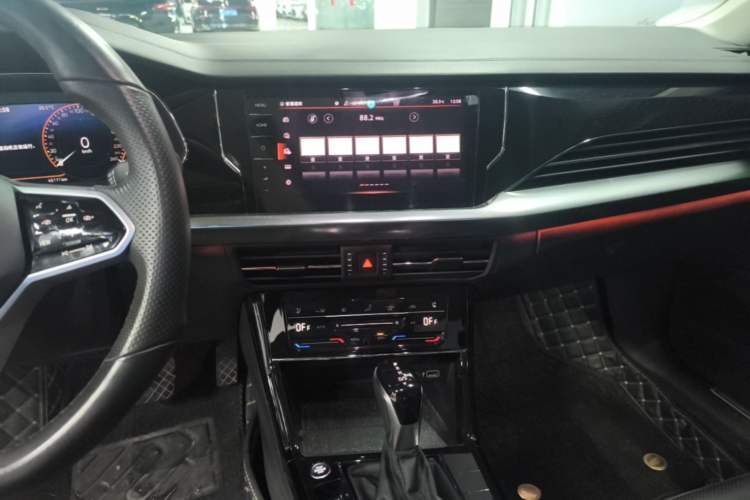 Used Volkswagen Passat 2023 Facelift 330TSI Luxury Edition Audio And AC Panel