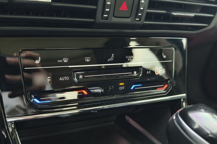 Used Volkswagen Passat 2023 Revised 330TSI Starry Elite Edition Audio And AC Panel