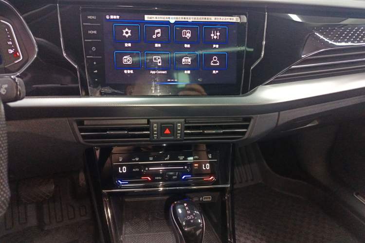 Used Volkswagen Passat 2023 Facelift 330TSI Luxury Edition Audio And AC Panel