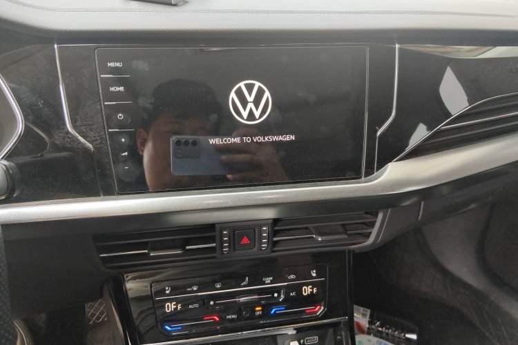 Used Volkswagen Passat 2023 Facelift 330TSI Luxury Edition Audio And AC Panel