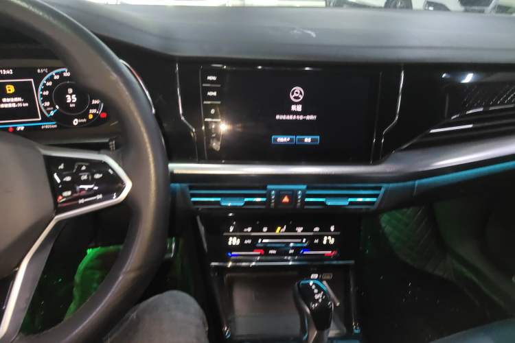 Used Volkswagen Passat 2023 Facelift 330TSI Luxury Edition Audio And AC Panel