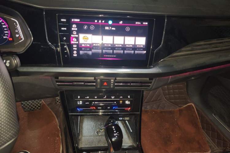Used Volkswagen Passat 2023 Facelift 330TSI Luxury Edition Audio And AC Panel