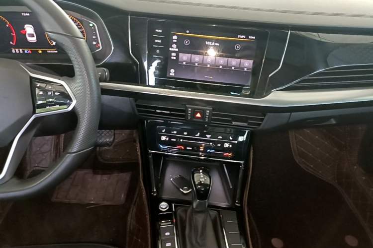 Used Volkswagen Passat 2023 330TSI Starry Elite Edition Audio And AC Panel