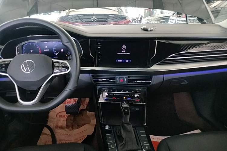 Used Volkswagen Passat 2023 Facelift 330TSI Luxury Edition Audio And AC Panel
