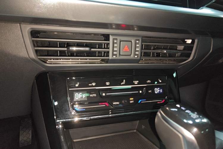 Used Volkswagen Passat 2023 Revised 330TSI Elite Edition Audio And AC Panel