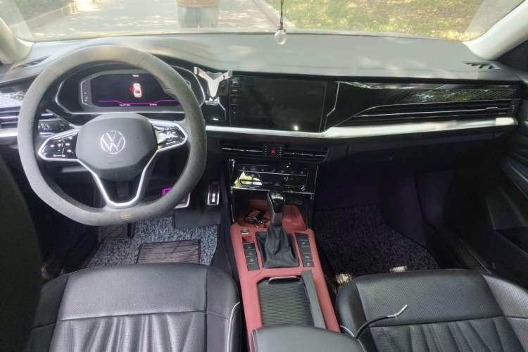 Used Volkswagen Passat 2023 Facelift 330TSI Prestige Edition Center Console