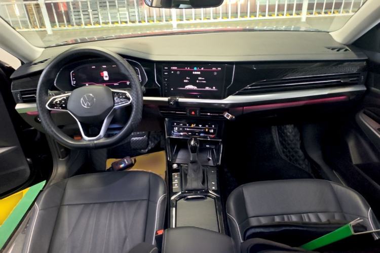 Used Volkswagen Passat 2023 Facelift 330TSI Luxury Edition Center Console